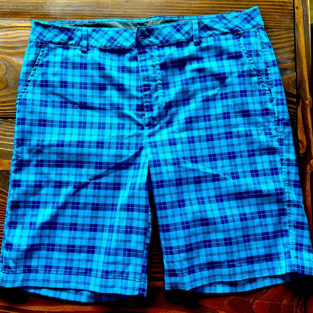 Under Armor men’s size 40 golf shorts